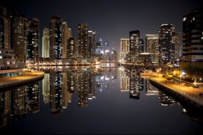 Фреска Отражение ночного Дубая в черной воде
